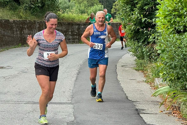 Corridori in gara su sentiero naturale