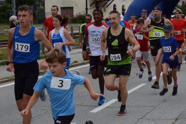 Partecipanti durante la gara podistica